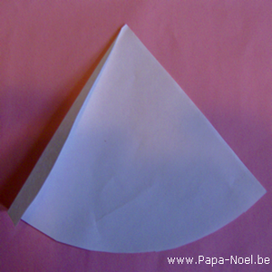 Fabriquer un cône en papier décoration de Noël. Bricolage de Noël facile.