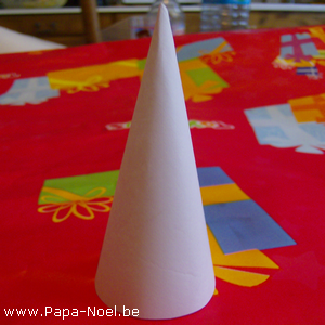Fabriquer un cône en papier Fabrication d'un CONE en papier pour faire une décoration de Noël. Bricolage de Noël facile.