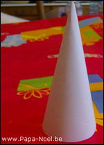 Cône en papier Fabication de CONES en papier pour faire de décorations de NOEL. Bricolage de Noël gratuit et facile. Avec un cone en papier.